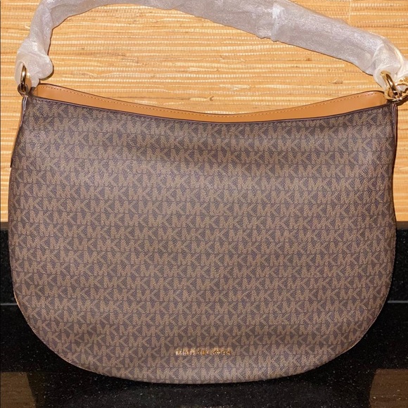 Michael Kors Shoulder Bag NWT *SALE* - Picture 1 of 9